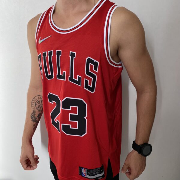 Camiseta Regata NBA Chicago Bulls Michael Jordan 23 Icon Edition Vermelha 2022 Nike - Imagem 6