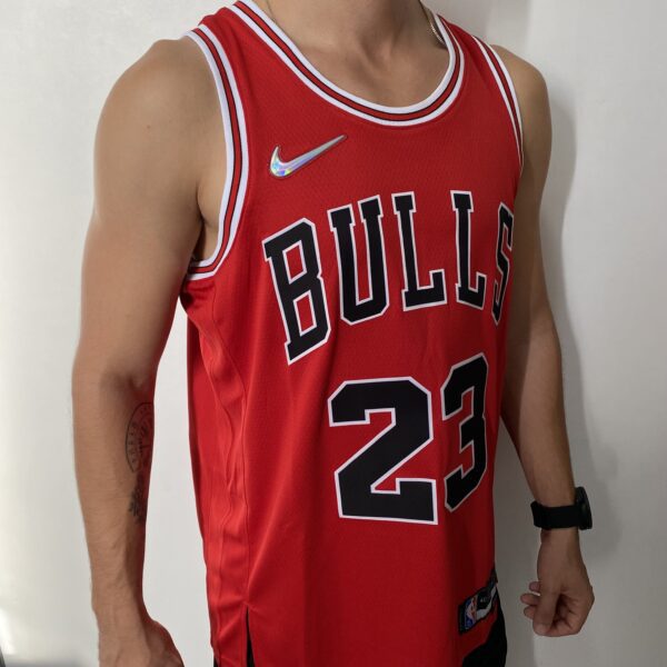 Camiseta Regata NBA Chicago Bulls Michael Jordan 23 Icon Edition Vermelha 2022 Nike - Imagem 7