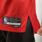 Camiseta Regata NBA Chicago Bulls Michael Jordan 23 Icon Edition Vermelha 2022 Nike - Imagem 9