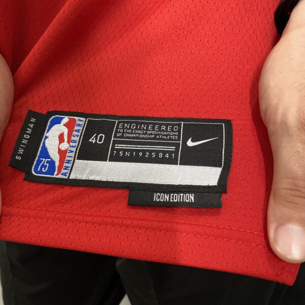 Camiseta Regata NBA Chicago Bulls Michael Jordan 23 Icon Edition Vermelha 2022 Nike - Imagem 10