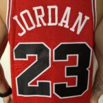 Camiseta Regata NBA Chicago Bulls Michael Jordan 23 Icon Edition Vermelha 2022 Nike - Imagem 13
