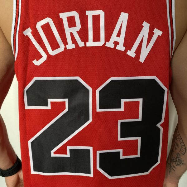 Camiseta Regata NBA Chicago Bulls Michael Jordan 23 Icon Edition Vermelha 2022 Nike - Imagem 13