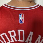 Camiseta Regata NBA Chicago Bulls Michael Jordan 23 Icon Edition Vermelha 2022 Nike - Imagem 14