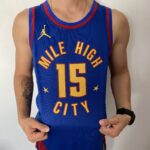 Camiseta Regata NBA Denver Nuggets Nikola Jokic 15 Statement Edition Azul 2023 Jordan - Imagem 6