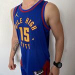 Camiseta Regata NBA Denver Nuggets Nikola Jokic 15 Statement Edition Azul 2023 Jordan - Imagem 7