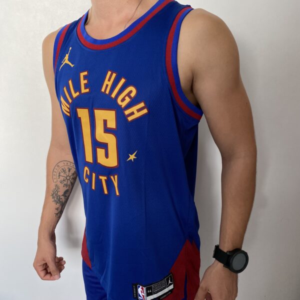 Camiseta Regata NBA Denver Nuggets Nikola Jokic 15 Statement Edition Azul 2023 Jordan - Imagem 7