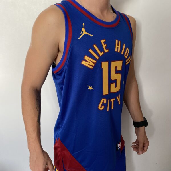 Camiseta Regata NBA Denver Nuggets Nikola Jokic 15 Statement Edition Azul 2023 Jordan - Imagem 8