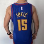 Camiseta Regata NBA Denver Nuggets Nikola Jokic 15 Statement Edition Azul 2023 Jordan - Imagem 12