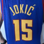 Camiseta Regata NBA Denver Nuggets Nikola Jokic 15 Statement Edition Azul 2023 Jordan - Imagem 13