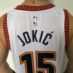 Camiseta Regata NBA Denver Nuggets Nikola Jokic 15 City Edition Branca 2023 Nike - Imagem 16