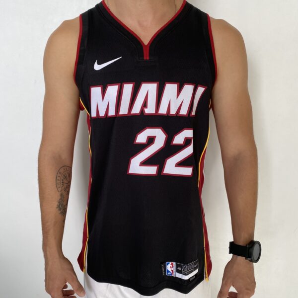 Camiseta Regata Basquete NBA Miami Heat Swingman Jimmy Butler 22 City Icon Edition Preta 2023 Nike - Imagem 1