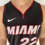 Camiseta Regata Basquete NBA Miami Heat Swingman Jimmy Butler 22 City Icon Edition Preta 2023 Nike - Imagem 3