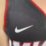 Camiseta Regata Basquete NBA Miami Heat Swingman Jimmy Butler 22 City Icon Edition Preta 2023 Nike - Imagem 4