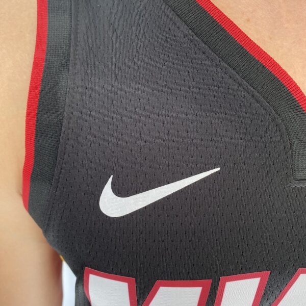 Camiseta Regata Basquete NBA Miami Heat Swingman Jimmy Butler 22 City Icon Edition Preta 2023 Nike - Imagem 4