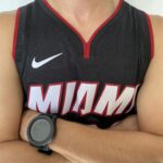 Camiseta Regata Basquete NBA Miami Heat Swingman Jimmy Butler 22 City Icon Edition Preta 2023 Nike - Imagem 5