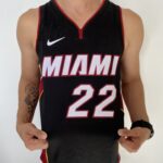 Camiseta Regata Basquete NBA Miami Heat Swingman Jimmy Butler 22 City Icon Edition Preta 2023 Nike - Imagem 6