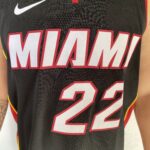 Camiseta Regata Basquete NBA Miami Heat Swingman Jimmy Butler 22 City Icon Edition Preta 2023 Nike - Imagem 7