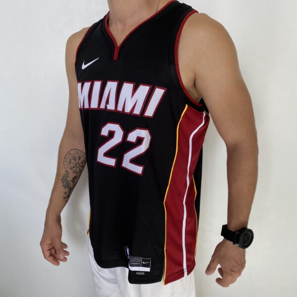 Camiseta Regata Basquete NBA Miami Heat Swingman Jimmy Butler 22 City Icon Edition Preta 2023 Nike - Imagem 8