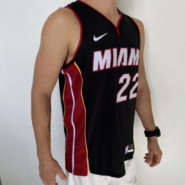 Camiseta Regata Basquete NBA Miami Heat Swingman Jimmy Butler 22 City Icon Edition Preta 2023 Nike - Imagem 9