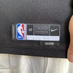 Camiseta Regata Basquete NBA Miami Heat Swingman Jimmy Butler 22 City Icon Edition Preta 2023 Nike - Imagem 11