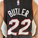 Camiseta Regata Basquete NBA Miami Heat Swingman Jimmy Butler 22 City Icon Edition Preta 2023 Nike - Imagem 14