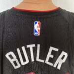 Camiseta Regata Basquete NBA Miami Heat Swingman Jimmy Butler 22 City Icon Edition Preta 2023 Nike - Imagem 15