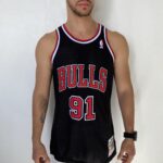 Camiseta Regata NBA Mitchell & Ness 1997/98  - Chicago Bulls - Dennis Rodman 91 - Edição Especial - The Finals - Preta - Imagem 2
