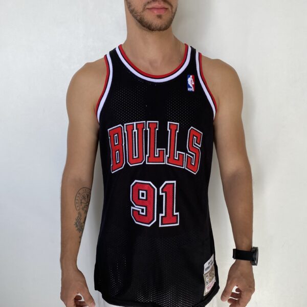 Camiseta Regata NBA Mitchell & Ness 1997/98  - Chicago Bulls - Dennis Rodman 91 - Edição Especial - The Finals - Preta - Imagem 2