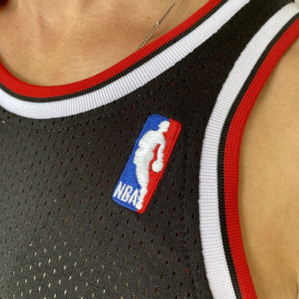 Camiseta Regata NBA Mitchell & Ness 1997/98  - Chicago Bulls - Dennis Rodman 91 - Edição Especial - The Finals - Preta - Imagem 3