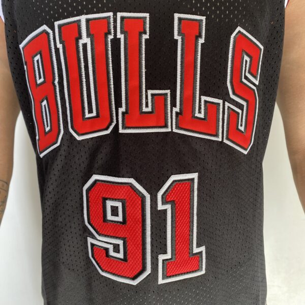 Camiseta Regata NBA Mitchell & Ness 1997/98  - Chicago Bulls - Dennis Rodman 91 - Edição Especial - The Finals - Preta - Imagem 4