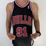 Camiseta Regata NBA Mitchell & Ness 1997/98  - Chicago Bulls - Dennis Rodman 91 - Edição Especial - The Finals - Preta - Imagem 5