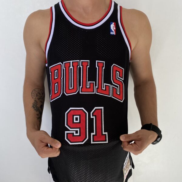 Camiseta Regata NBA Mitchell & Ness 1997/98  - Chicago Bulls - Dennis Rodman 91 - Edição Especial - The Finals - Preta - Imagem 5