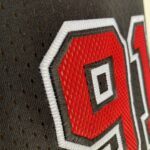 Camiseta Regata NBA Mitchell & Ness 1997/98  - Chicago Bulls - Dennis Rodman 91 - Edição Especial - The Finals - Preta - Imagem 7