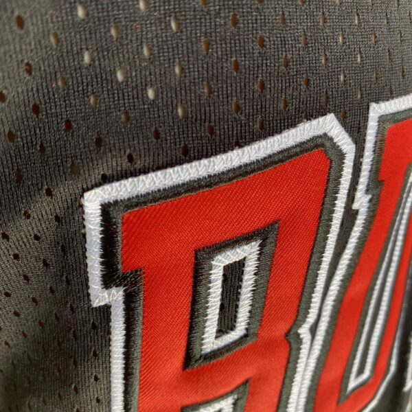 Camiseta Regata NBA Mitchell & Ness 1997/98  - Chicago Bulls - Dennis Rodman 91 - Edição Especial - The Finals - Preta - Imagem 8