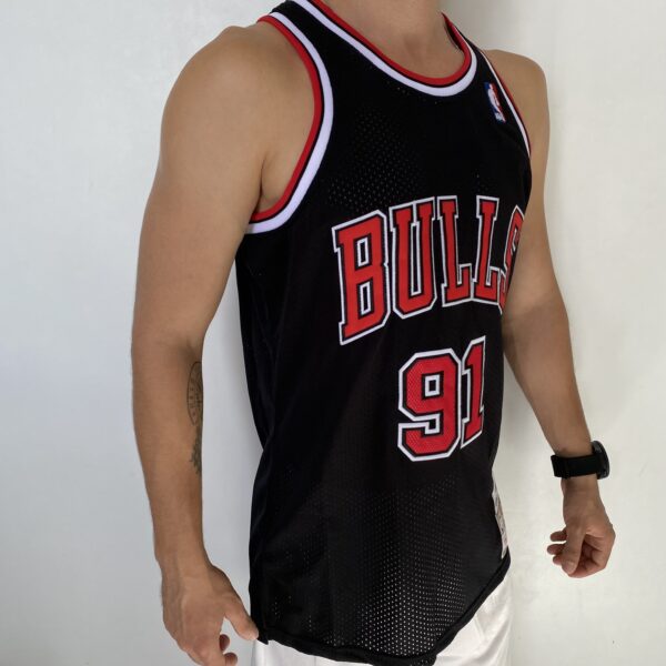 Camiseta Regata NBA Mitchell & Ness 1997/98  - Chicago Bulls - Dennis Rodman 91 - Edição Especial - The Finals - Preta - Imagem 10