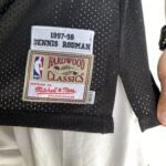 Camiseta Regata NBA Mitchell & Ness 1997/98  - Chicago Bulls - Dennis Rodman 91 - Edição Especial - The Finals - Preta - Imagem 11