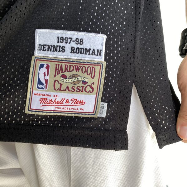 Camiseta Regata NBA Mitchell & Ness 1997/98  - Chicago Bulls - Dennis Rodman 91 - Edição Especial - The Finals - Preta - Imagem 11