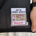 Camiseta Regata NBA Mitchell & Ness 1997/98  - Chicago Bulls - Dennis Rodman 91 - Edição Especial - The Finals - Preta - Imagem 12