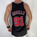 Camiseta Regata NBA Mitchell & Ness 1997/98  - Chicago Bulls - Dennis Rodman 91 - Edição Especial - The Finals - Preta - Imagem 14
