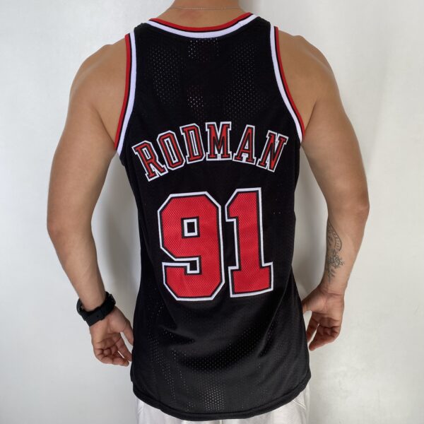 Camiseta Regata NBA Mitchell & Ness 1997/98  - Chicago Bulls - Dennis Rodman 91 - Edição Especial - The Finals - Preta - Imagem 14