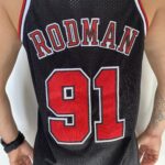 Camiseta Regata NBA Mitchell & Ness 1997/98  - Chicago Bulls - Dennis Rodman 91 - Edição Especial - The Finals - Preta - Imagem 15