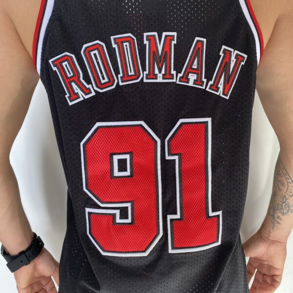 Camiseta Regata NBA Mitchell & Ness 1997/98  - Chicago Bulls - Dennis Rodman 91 - Edição Especial - The Finals - Preta - Imagem 15