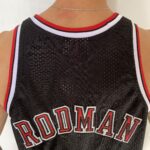 Camiseta Regata NBA Mitchell & Ness 1997/98  - Chicago Bulls - Dennis Rodman 91 - Edição Especial - The Finals - Preta - Imagem 16