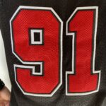 Camiseta Regata NBA Mitchell & Ness 1997/98  - Chicago Bulls - Dennis Rodman 91 - Edição Especial - The Finals - Preta - Imagem 17