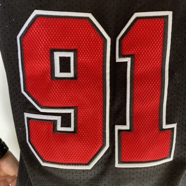 Camiseta Regata NBA Mitchell & Ness 1997/98  - Chicago Bulls - Dennis Rodman 91 - Edição Especial - The Finals - Preta - Imagem 17