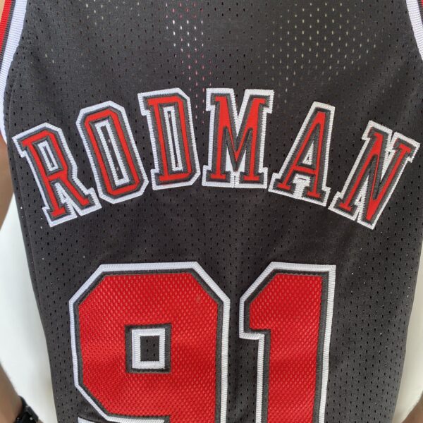 Camiseta Regata NBA Mitchell & Ness 1997/98  - Chicago Bulls - Dennis Rodman 91 - Edição Especial - The Finals - Preta - Imagem 18