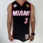 Camiseta Regata NBA Mitchell & Ness 2012/13 - Miami Heat - Dwyane Wade 3 - Edição Especial - The Finals - Preta