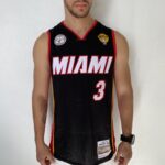 Camiseta Regata NBA Mitchell & Ness 2012/13 - Miami Heat - Dwyane Wade 3 - Edição Especial - The Finals - Preta - Imagem 11