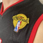 Camiseta Regata NBA Mitchell & Ness 2012/13 - Miami Heat - Dwyane Wade 3 - Edição Especial - The Finals - Preta - Imagem 2