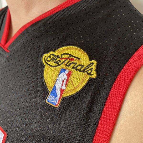 Camiseta Regata NBA Mitchell & Ness 2012/13 - Miami Heat - Dwyane Wade 3 - Edição Especial - The Finals - Preta - Imagem 2